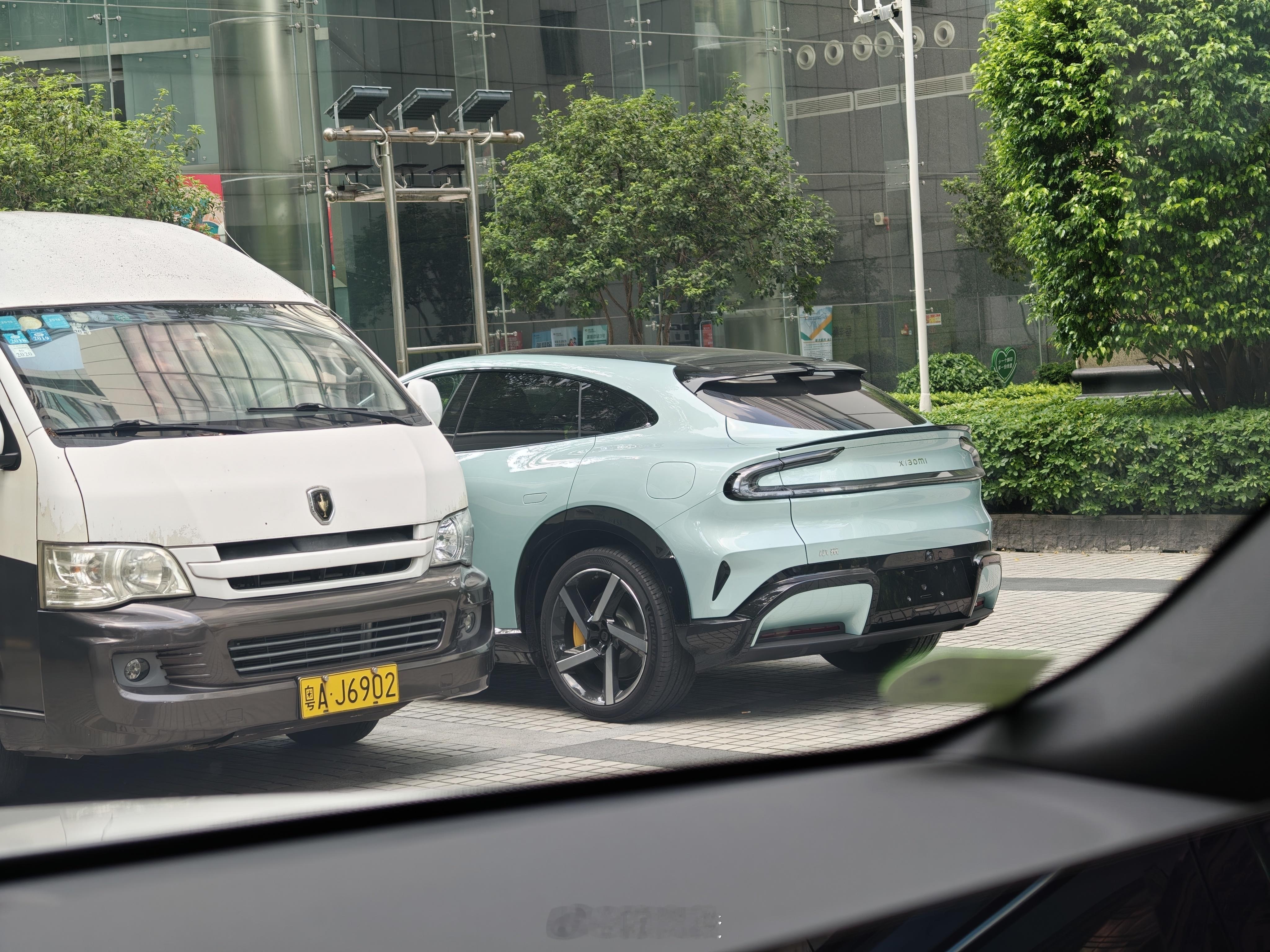 理想的桩真忙，不到一小时充电时间，四五辆车来充电，Yu7、问界、i8都有，原来