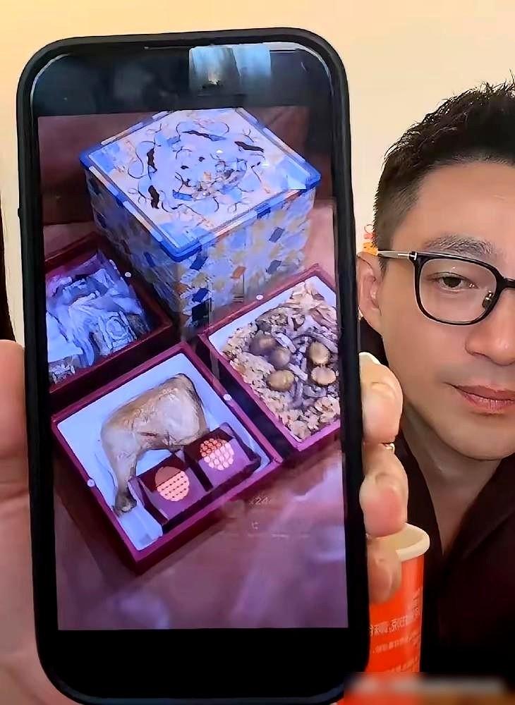 看着汪小菲直播间里又是晒新婚、又是提孩子，我心里突然揪了一下。大家都在吃瓜，我