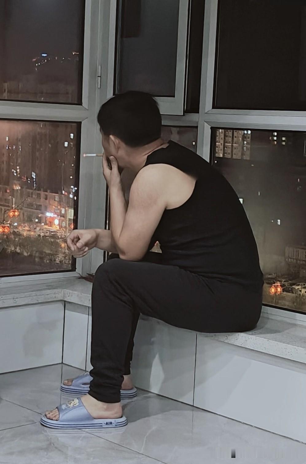 越来越看不懂中年男人了我老公81年的，今年45岁了，我发现他最近变化特别大，以