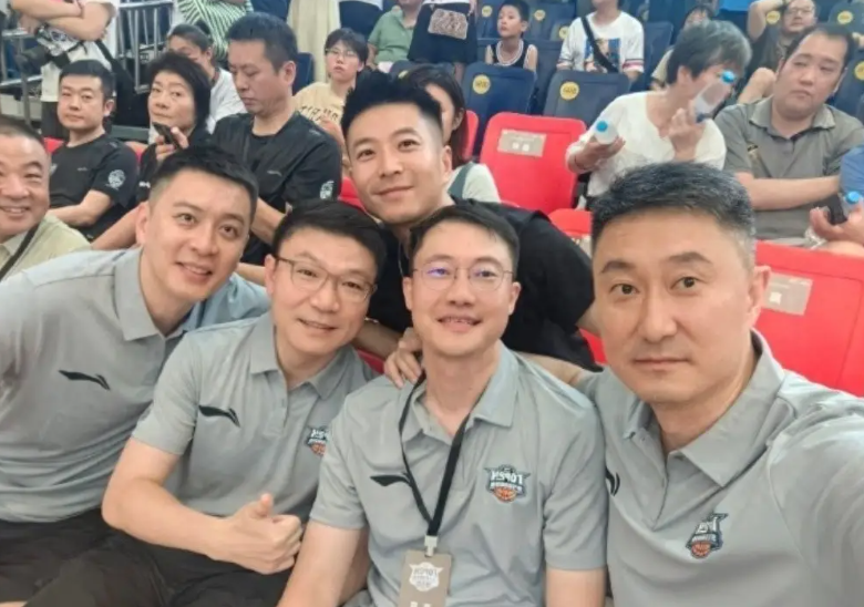 四大名嘴集体押宝北京男篮，杜锋、杨鸣、杨健、杨毅罕见达成共识！反观上海男篮，一短板被彻底看穿，冲冠之