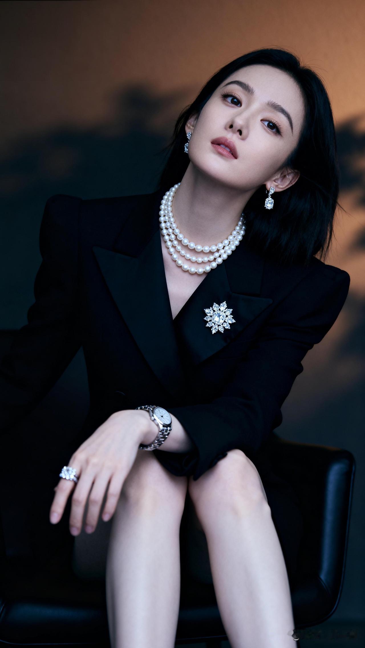 夜色美人，优雅迷人。女星造型妆优雅黑发美人，复古珠宝闪耀，气质满分！💖✨气质