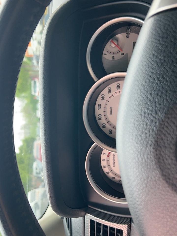 👵🚘退休后，我终于从“单手飙车党”毕业了。年轻时开车，左手握方向盘，