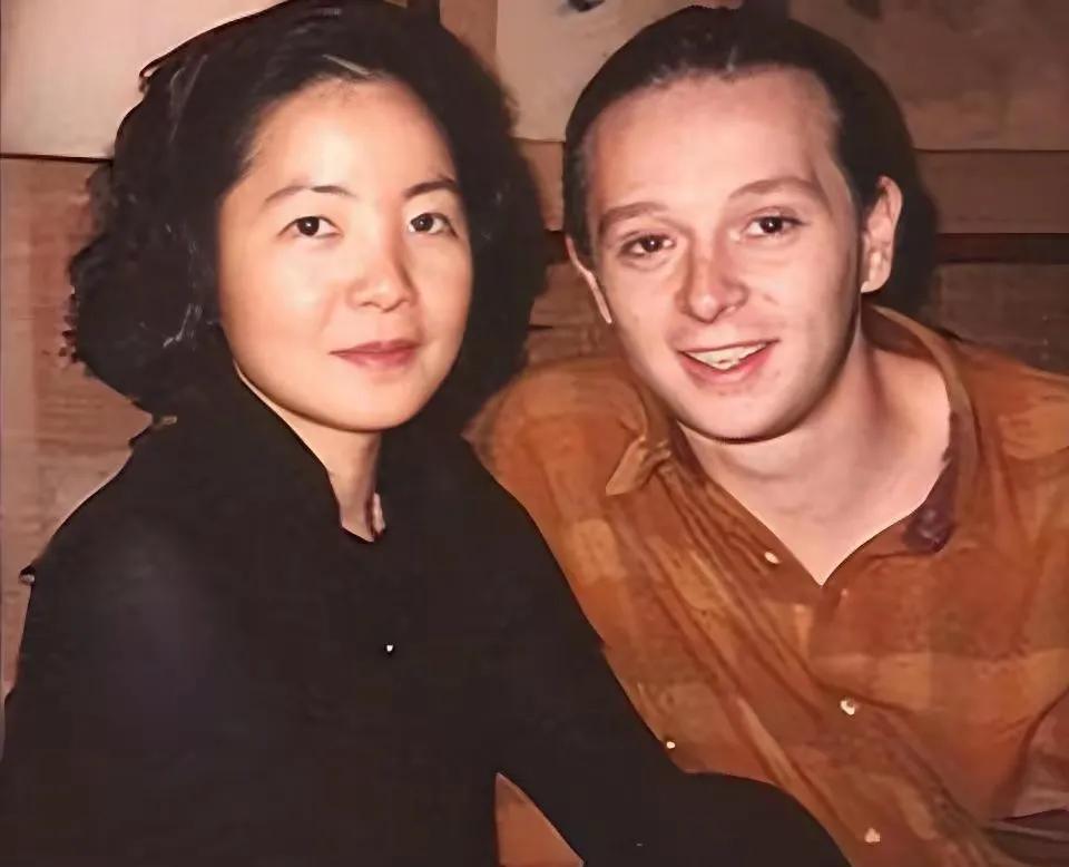 经常会有人问这样幼稚的问题。比如像邓丽君这样的大明星，为什么会看上一个其貌不扬