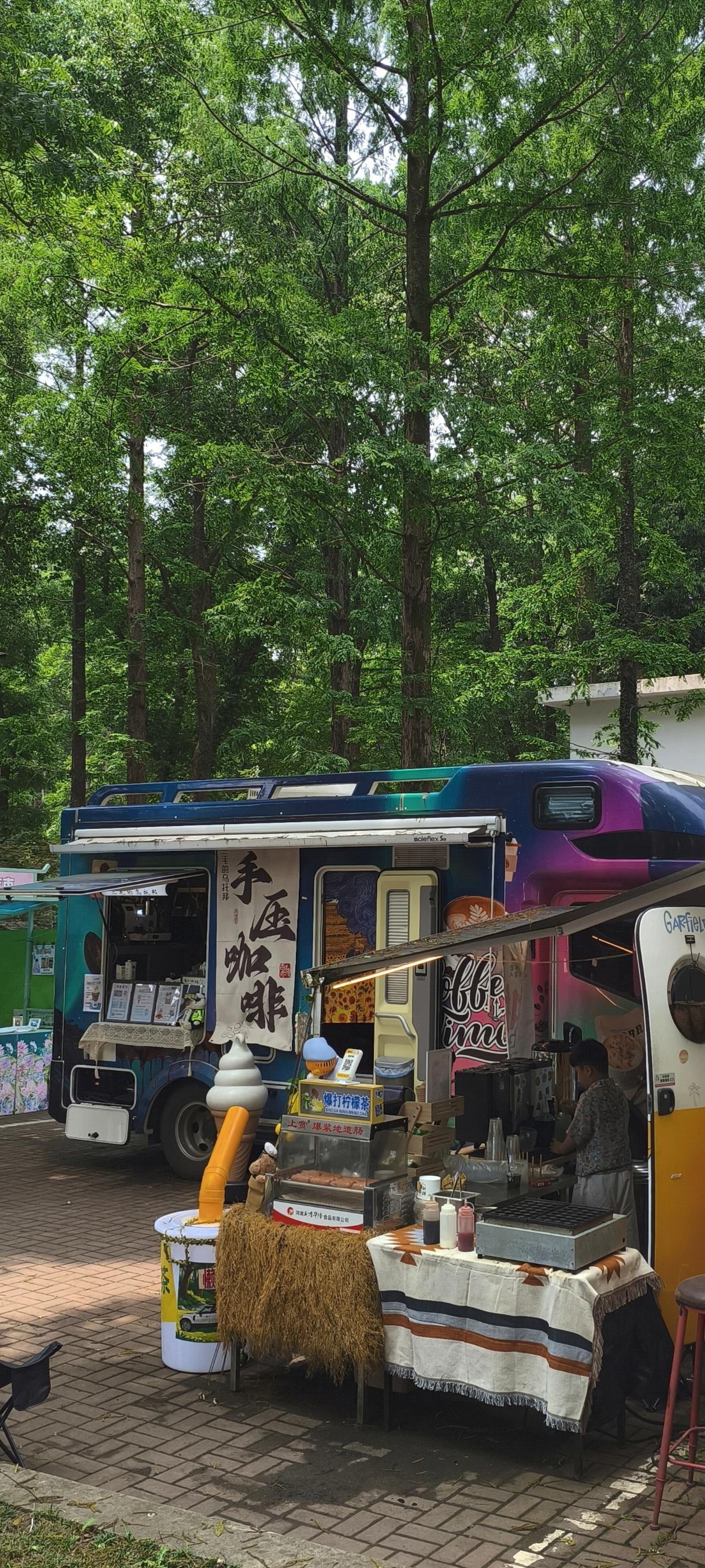今年南京夏天到三伏天挺给面子，气温一直在35度以下，还连着下雨，凉快得让人惊喜。