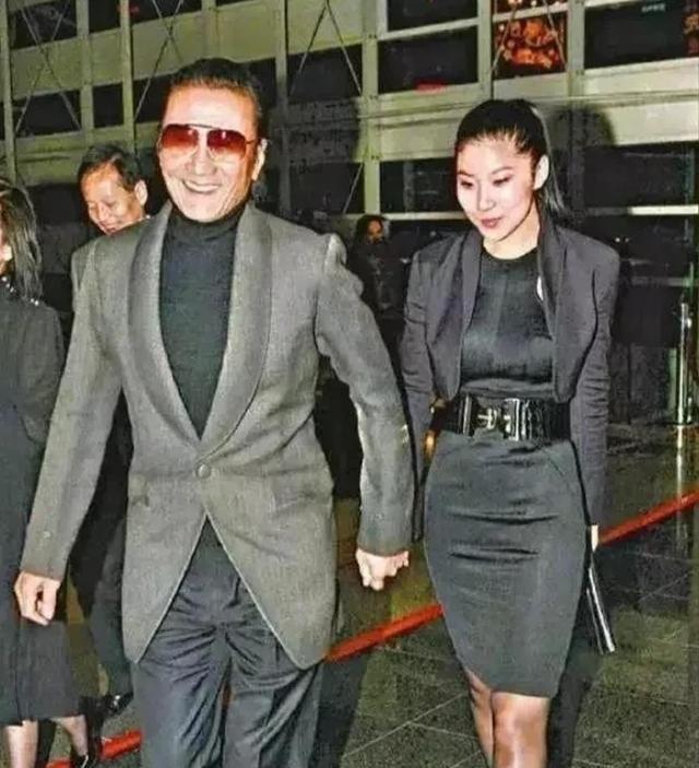 1985年，谢贤欠下了1600万赌债，被逼债，走投无路，妻子狄波拉经谢贤同意后，