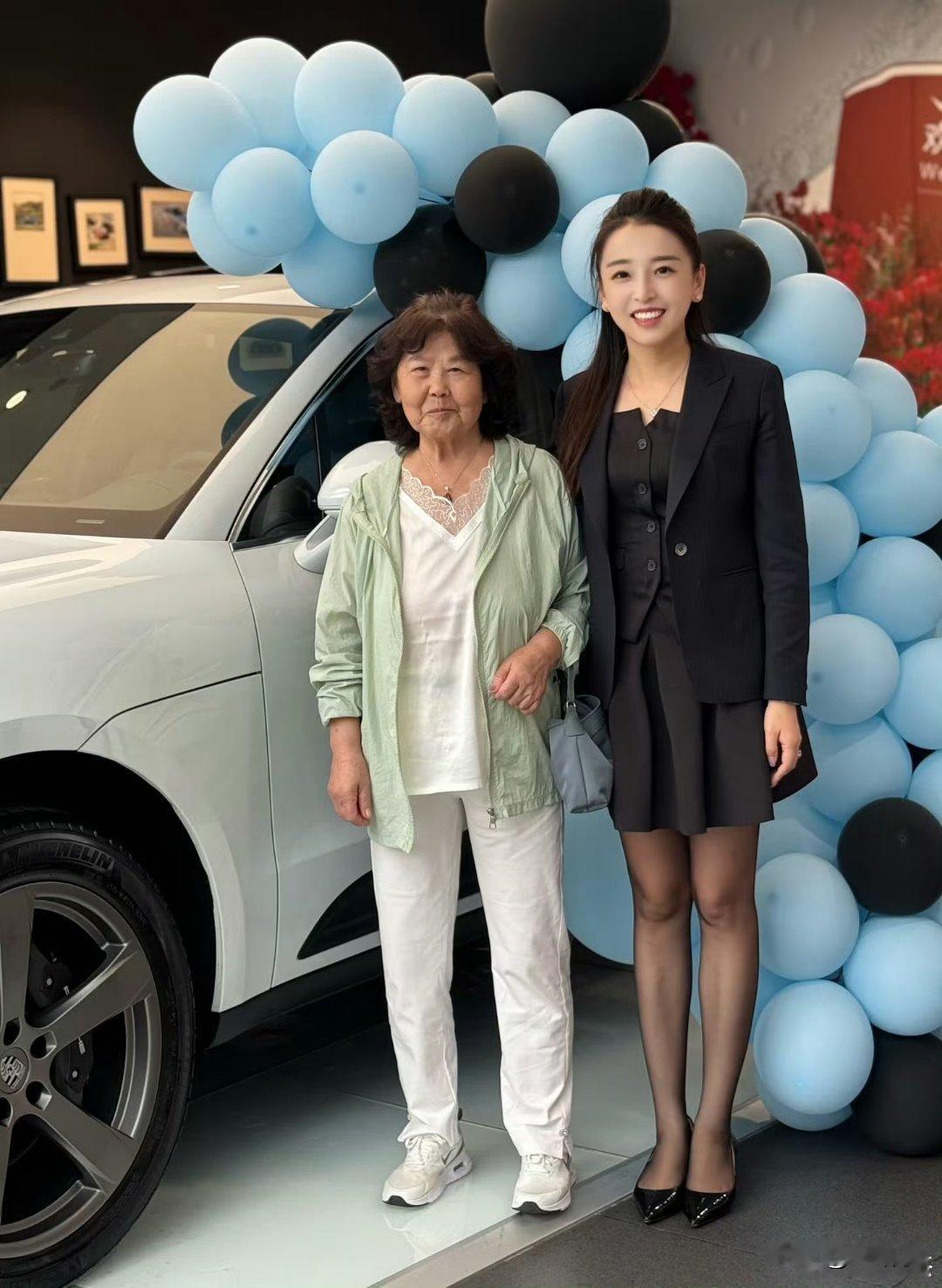 80岁的低调女富豪，竟然买这车，会不会太运动了。这销售是怎么卖出去的