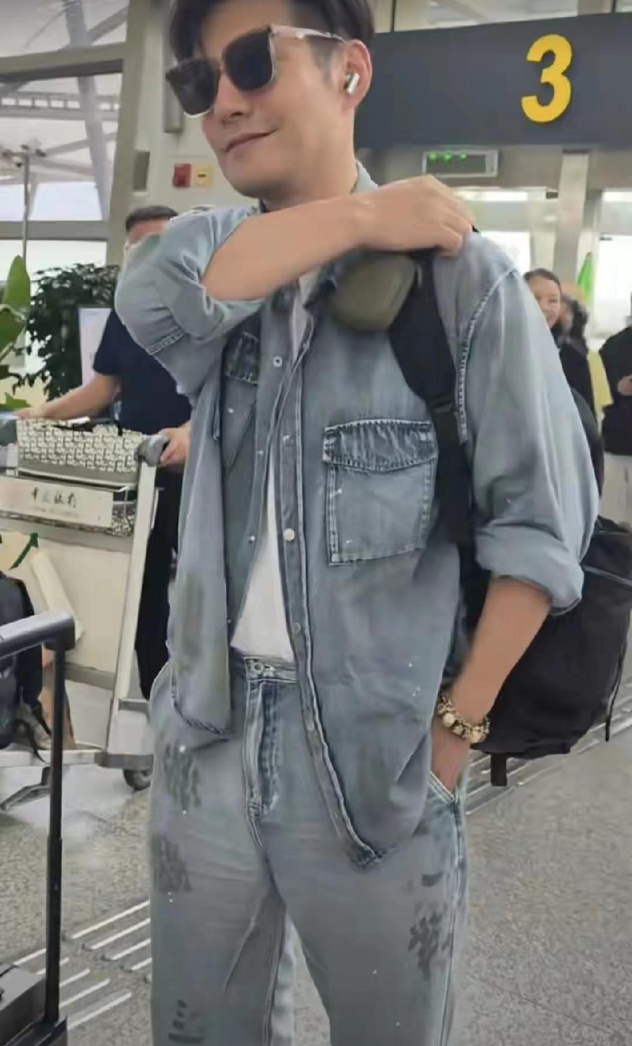 严屹宽机场生图杀疯了！45岁状态逆天，网友：这颜值太不讲理近日，