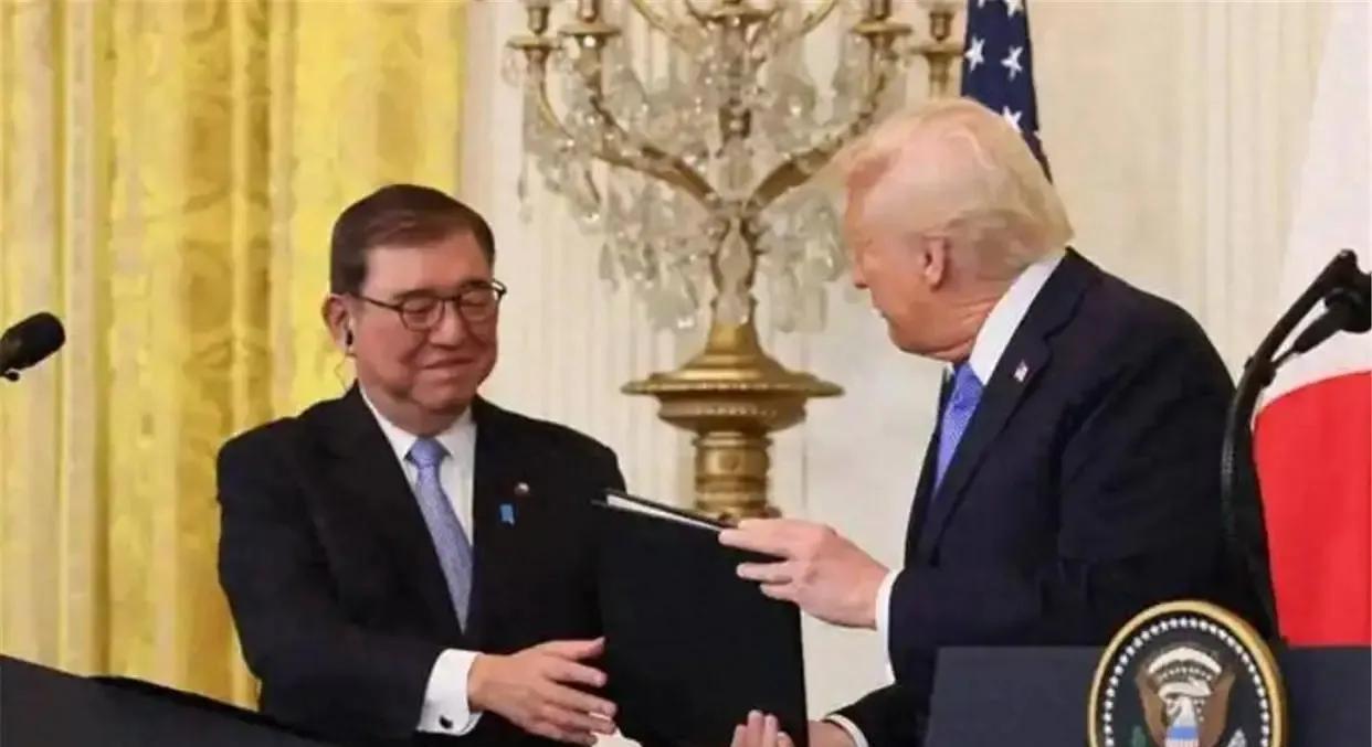 加拿大已经服软，日本会怎么做？特朗普宣布将停止与加拿大进行贸易谈判后，加拿大光