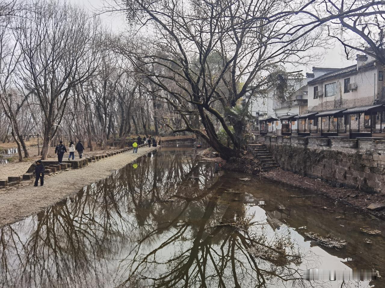 我春节期间到安徽歙县（古徽州）旅游，遇到了一件困扰我的事，我分别咨询了DeepS