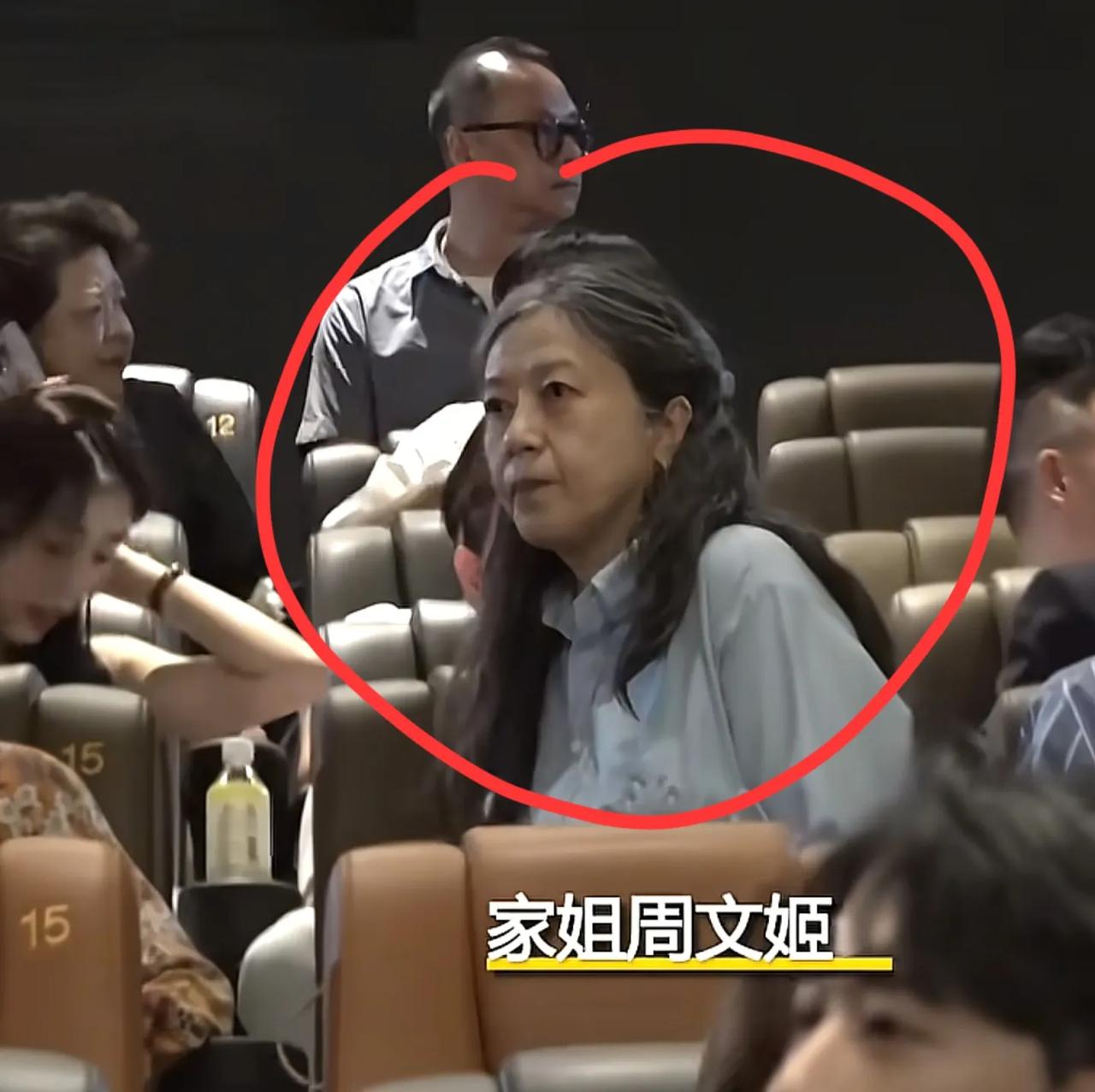 周星驰的姐姐周文姬现身《功夫女足》香港首映礼了，姐弟俩长得好像，都是比较酷酷的清