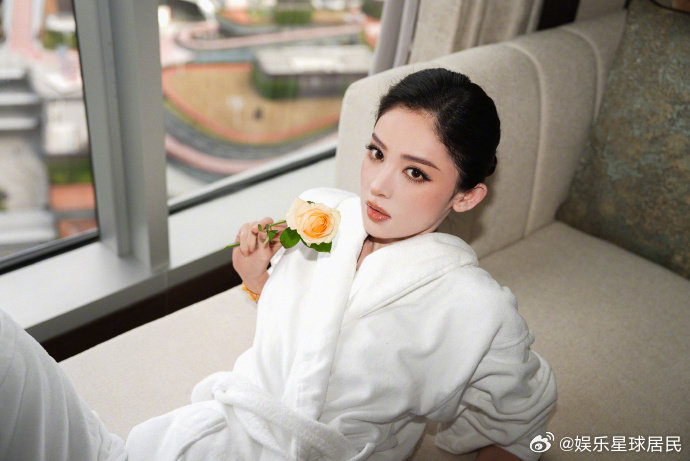 娜扎下腰姐姐的腰是弹簧吧！下腰好可爱​​​