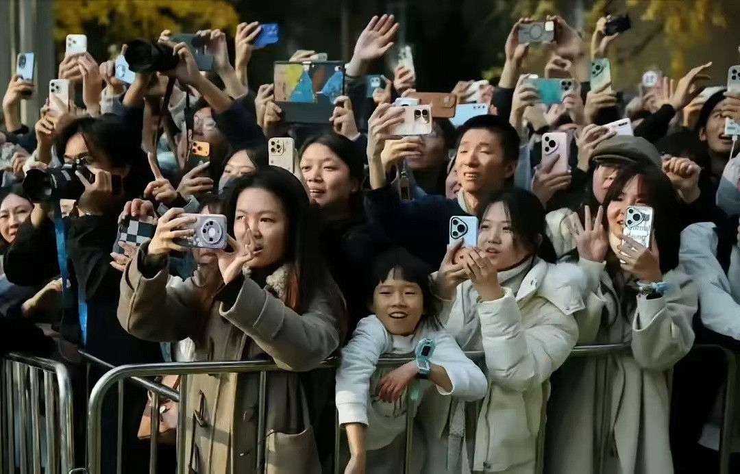 看看马克龙访华是在川大被围观川大学子都是什么手机，竟然还有个小天才！