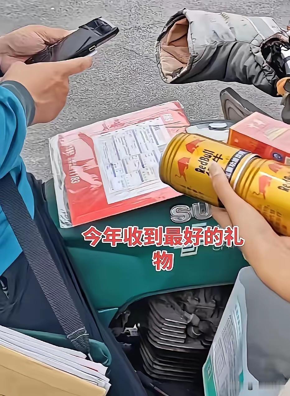 又是一年高考和研究生录取季。邮政快递员送录取通知书竟然上了热搜，原因是快递员收了