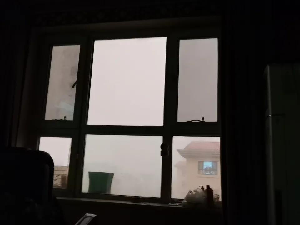 你们乌鲁木齐的人发现没有？刚才沙尘暴一下子来了，天色一下子就黑了，这也太吓人了吧