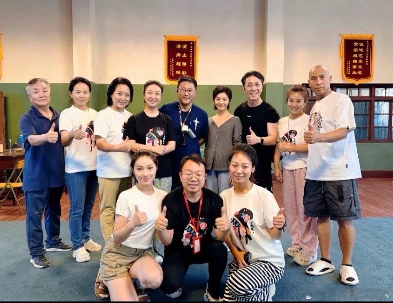 我知道明星的头一般不大，但也没想到这么小，刘浩存这个头围好小好小[跪了]，又想起