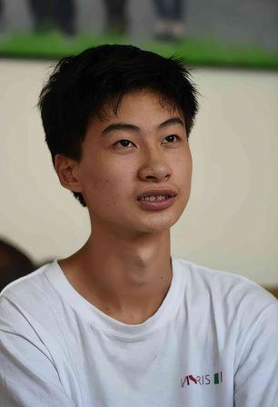这是2500万挖不走的中国脊梁荷兰光刻机龙头ASML的亚洲总裁专门包机飞到北