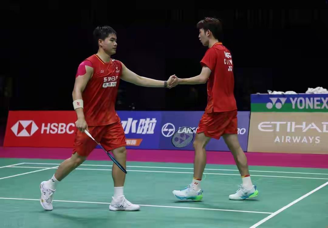 第20届亚运会羽毛球男团决赛，中国队在石宇奇2-0拿下开门红之后，第二场男双对决