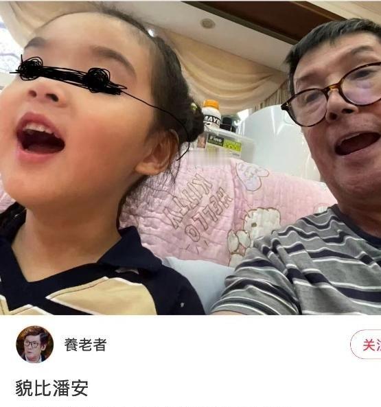一个三四岁的小男孩整天顶着一头及肩长发，甚至偶尔还套着姐姐的裙子玩，换作普通家庭估计早被大人数落惨了