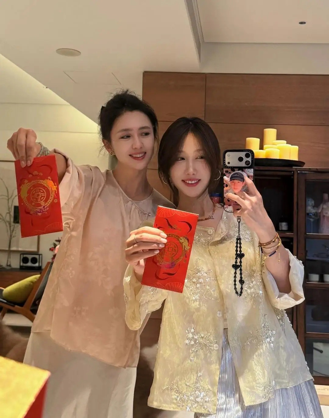 43岁佟丽娅现身三亚和闺蜜一起庆祝过新年，她穿着一套中国中式小礼服，看起来时尚又