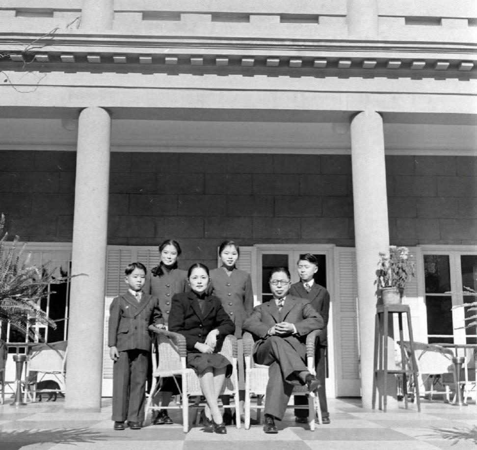 这组照片由美国《生活》周刊摄影师拍摄于1947年，记录了时任国民政府上海市长吴国