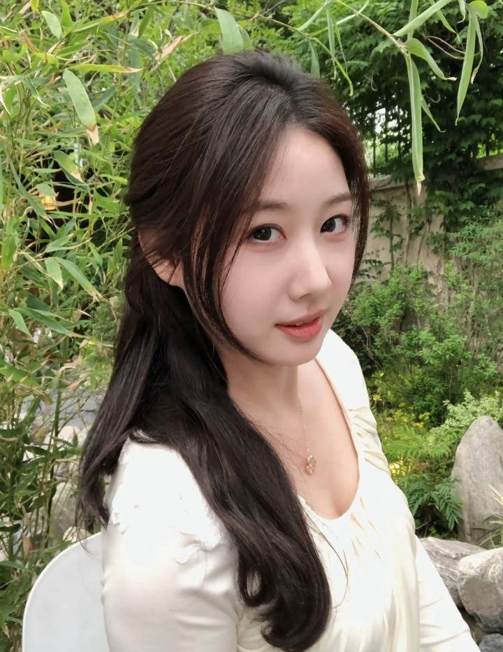  夏日的风，和被阳光吻过的头发✨。
