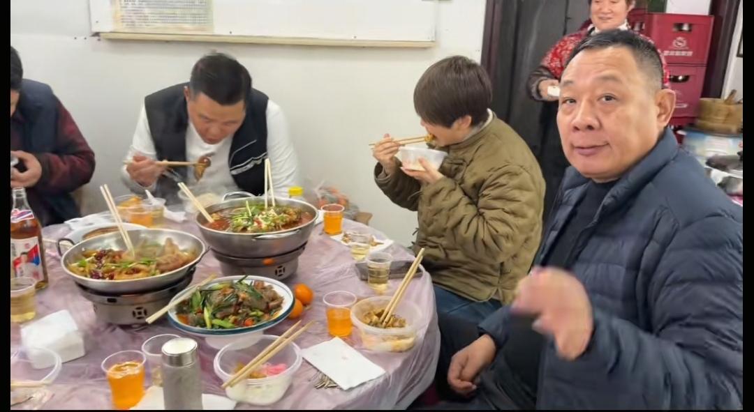 12月2日，于东来夫妻俩去湖北了，他们旅途中轻车简从，在一家小饭店吃饭，一点也不