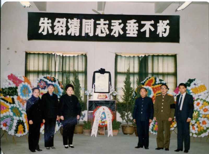 朱绍清将军葬礼上，一张罕见的留影，这张照片拍摄于1989年2月，地点是福州福建省