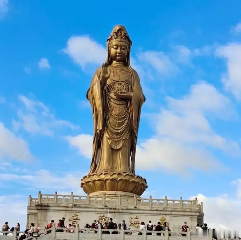 观音菩萨誓弘深悯念众生现慈容杨枝甘露常遍洒三毒七难化为尘