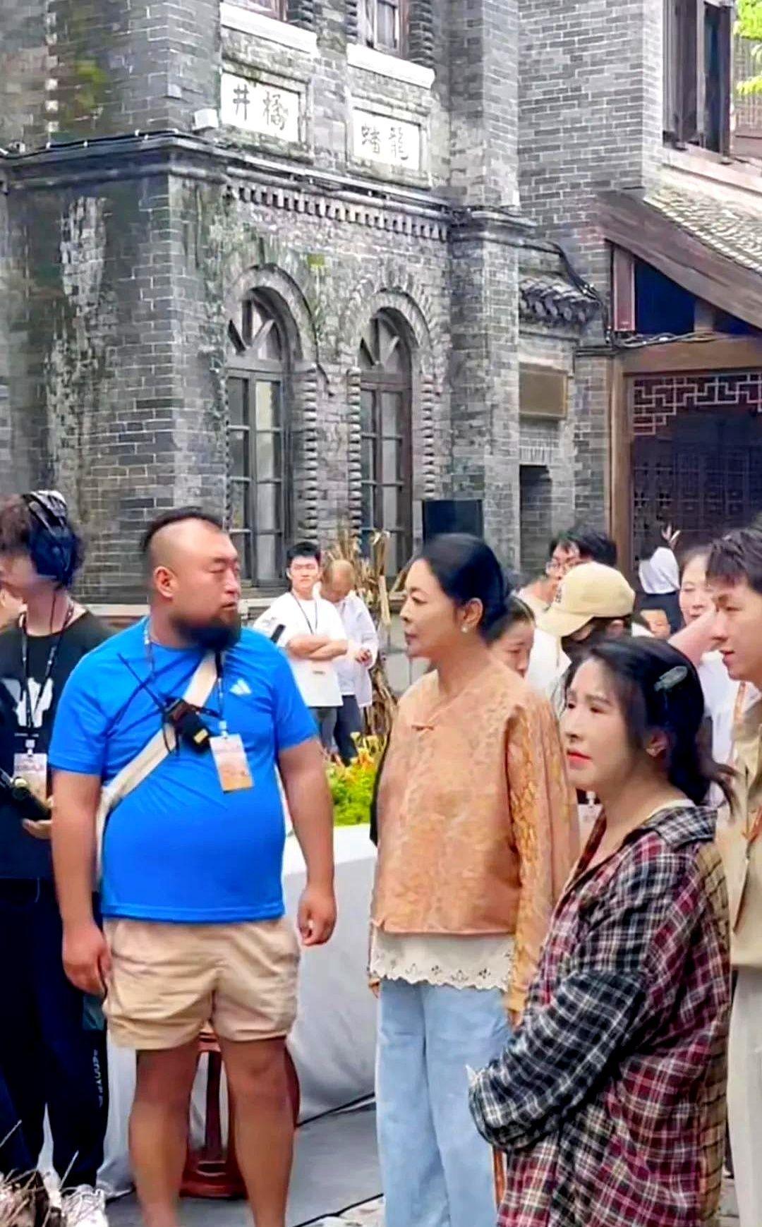 鼻孔外露，镜头放大，66岁倪萍的“真实”瞬间击穿滤镜。观众惊呼“老太快”，她却