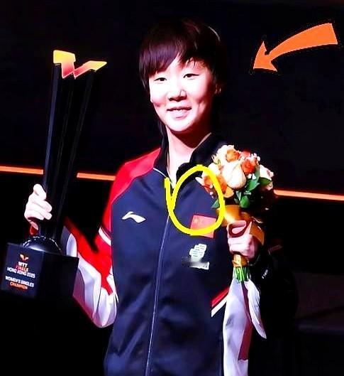 王曼昱拿了冠军，采访却被对手粉丝喊停。这事儿发生在2025年乒乓球亚洲杯女单