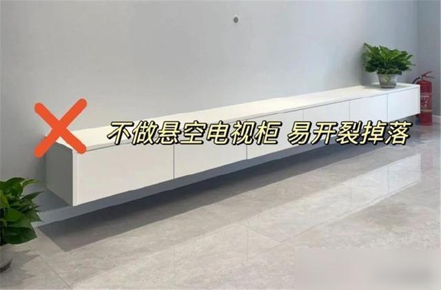 谁懂啊！客厅装修踩的坑真的能后悔到拍大腿！最近刷到好多人吐槽，家里客厅装深色瓷砖