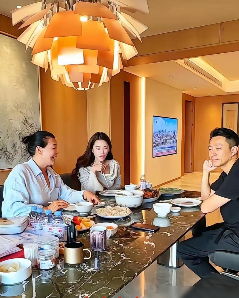 看了视频真替汪小菲觉得累。冬至大过节的，亲妈张兰拎着醉蟹饺子登门，本来挺温馨个事