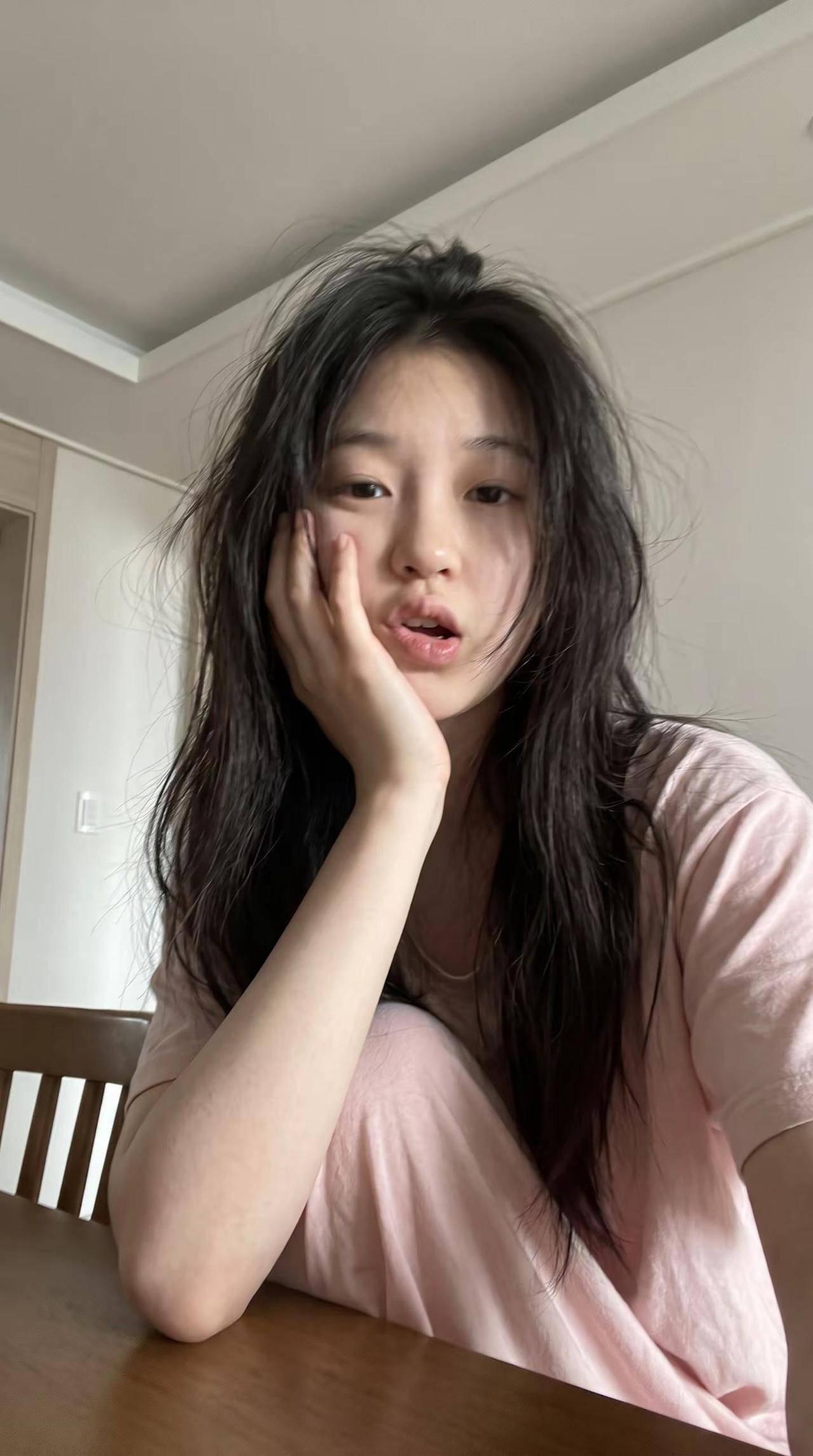 在家vs出门，同一个我，两个物种。在家：睡衣、乱发、素颜，能躺着绝不坐着。出门：