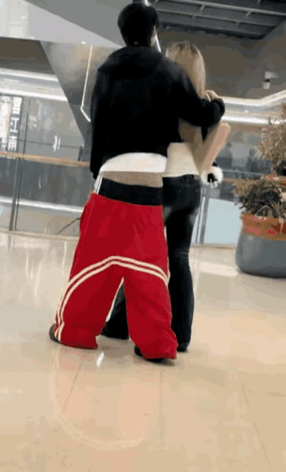 这小子穿的这个裤子真气人，气得我真想上去踹他一脚，把他裤子踹下去。小伙子搂个女