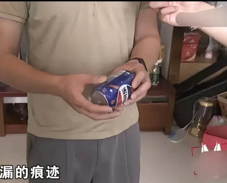 杭州梁先生4月份买了一箱可乐，45元一箱，喝到20多罐时发现一罐是空的。这事