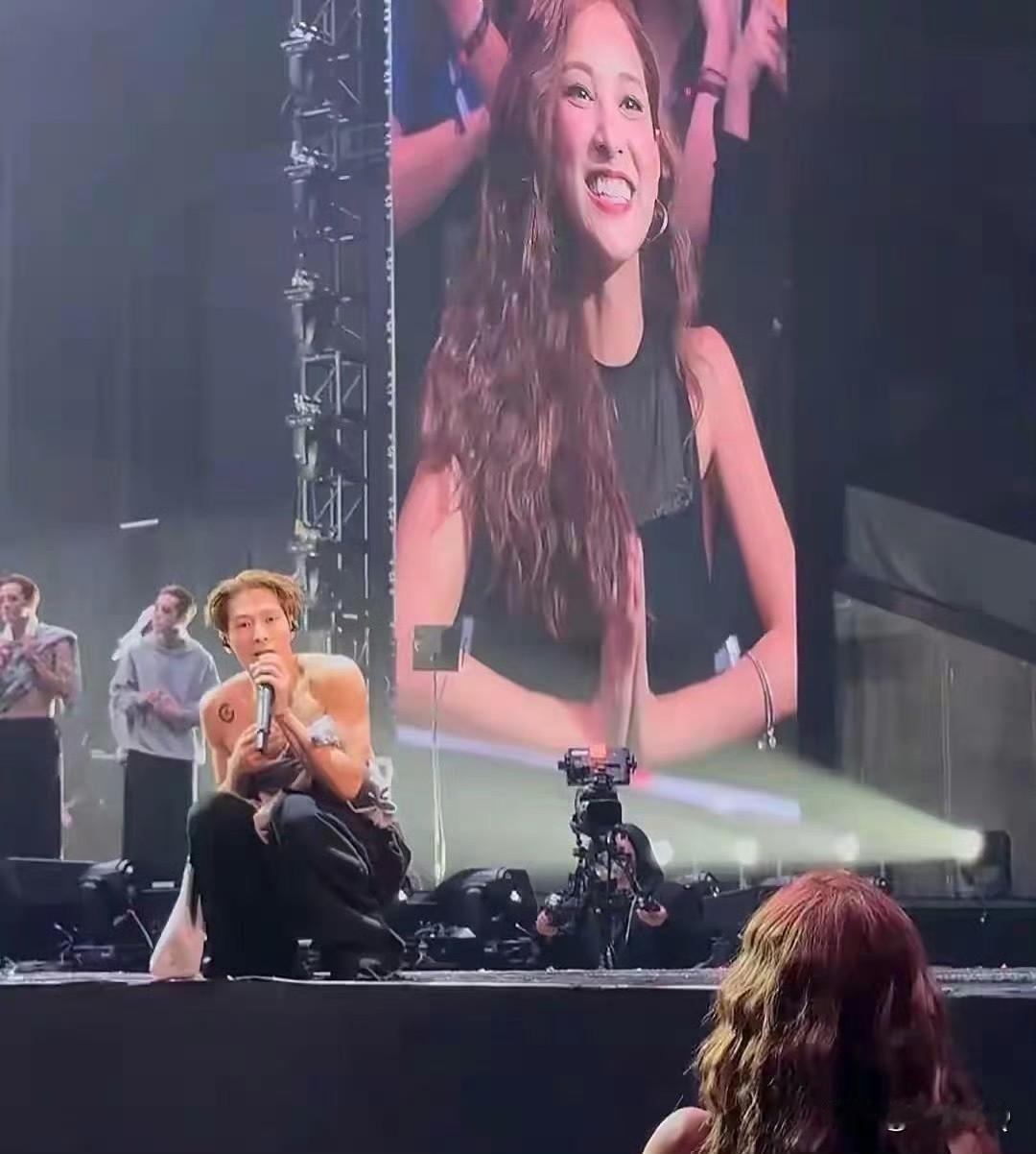 郑嘉颖老婆陈凯琳去看王嘉尔演唱会，现场两人进行互动，后台同款合影，陈凯琳笑得好明