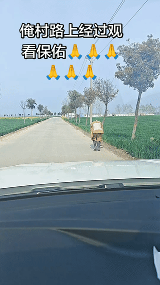 一男子在开车回家的路上意外偶遇一位徒步修行的苦行僧。只见他一步一磕头的向前方走