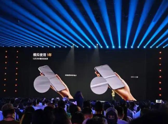 卢伟冰：友商阔折叠折痕不浅，让人惊掉下巴。在小米MIXFlip2发布会上