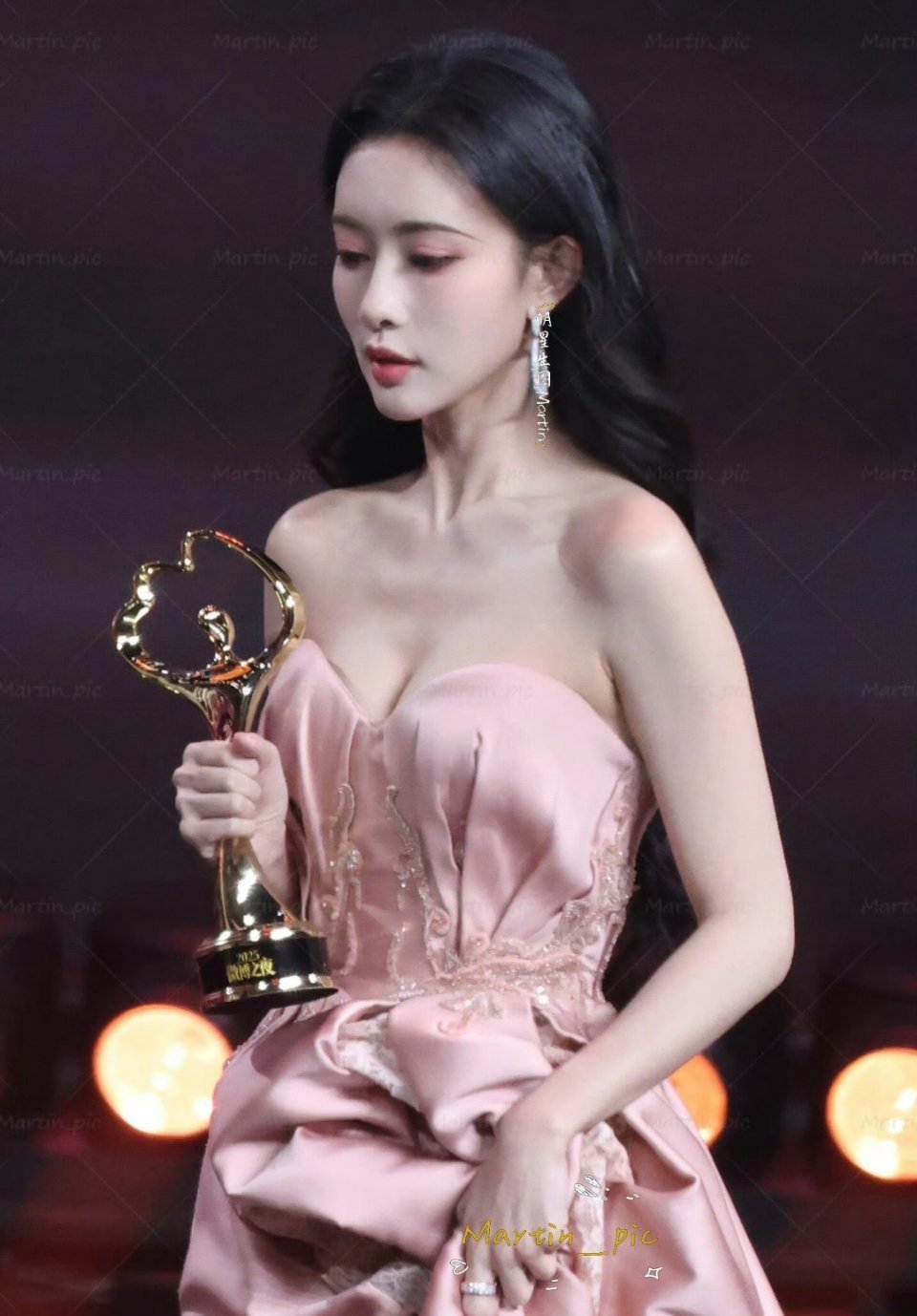 孟子义这露肩礼服，好怕它突然掉下来