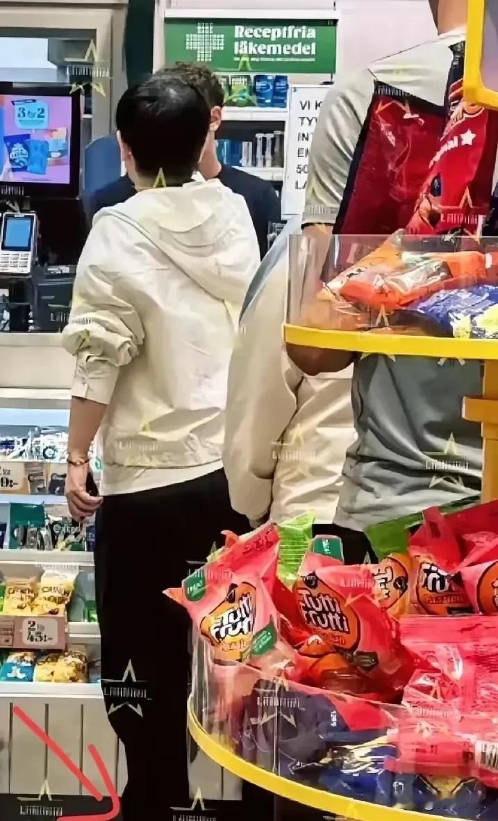 孙颖莎在瑞士过的太舒服了，居然可以自己出门逛零食店！莎莎似乎没有太多爱好，