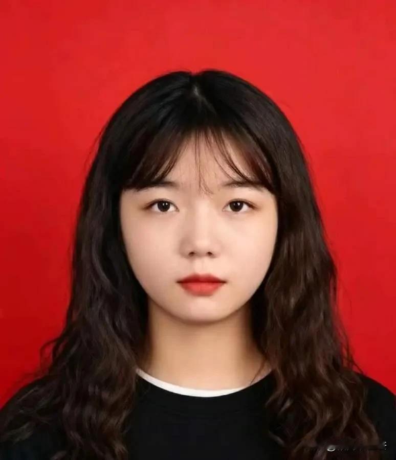 苏州平江路那个事儿，到现在想起来都让人捏把汗。22岁的重庆姑娘刘杨，穿着碎花小