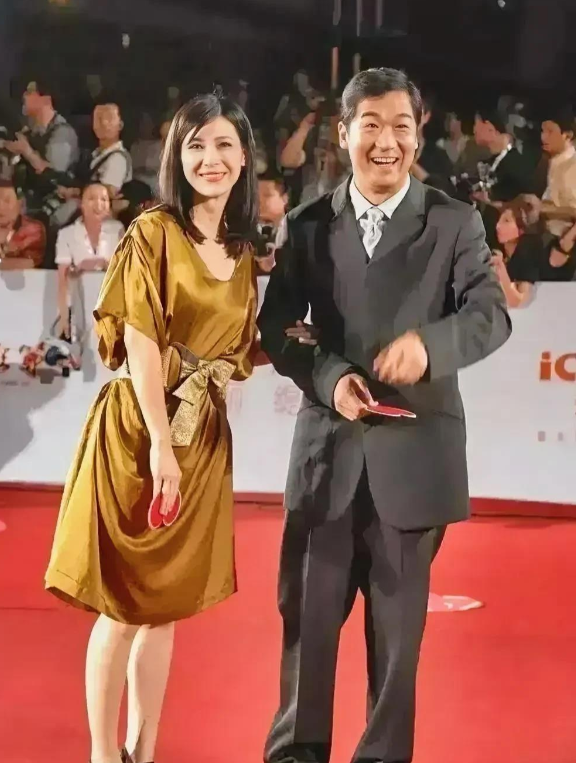 看见张国立身旁那位美女了吗？太迷人了！当年她红极一时，不过复出后名声就没那么响了