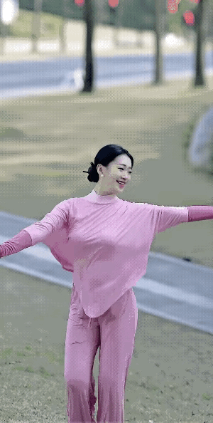 春日生活打卡季如诗如画的女神，翩翩起舞，如同携着春风款款而来，美得让人心醉，神仙