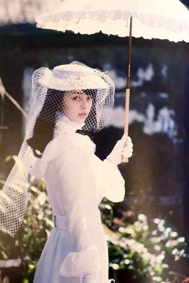 撑阳伞的花嫁1983年，摄影师池谷朗镜头下的冈田奈奈。