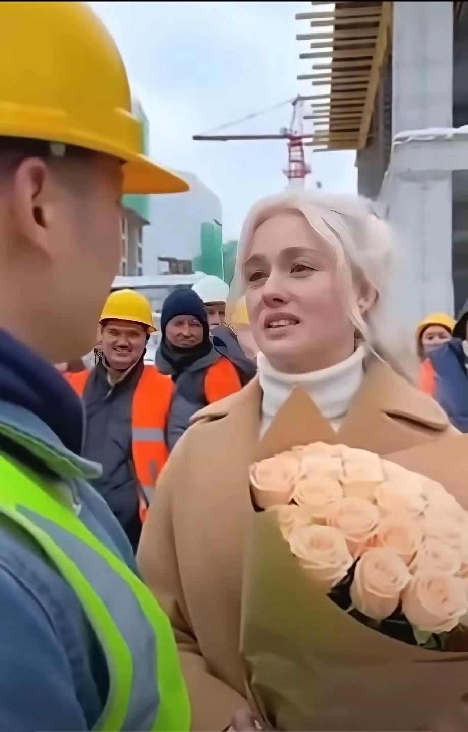 咱们中国的一个小伙子在俄罗斯打工，眼看工程快结束的时候，突然被当地姑娘当众求婚了