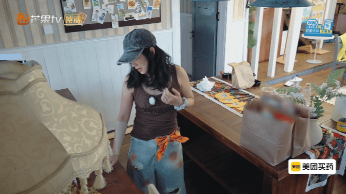 梁淞对何美延的评价太伤人了，直接说她"又坏又蠢"，这话像刀子一样扎心。何美延当场