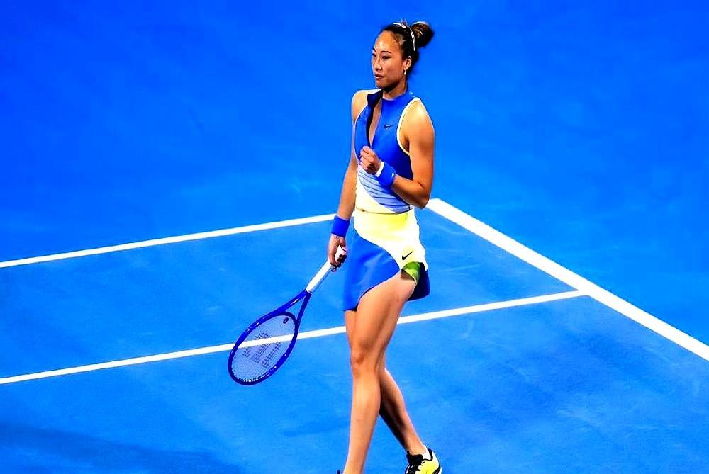世界第三轰然倒下，9连胜终结。赛后她却说，都怪前一天跟郑钦文那场球。就在所