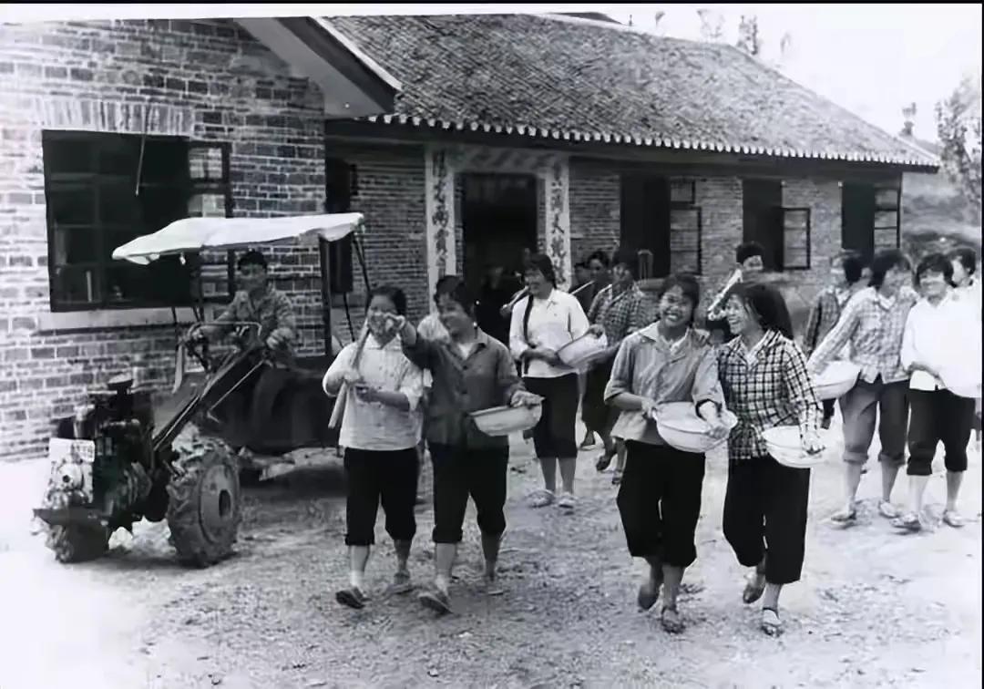 1972年，21岁的知青李文忠救起一名11岁的落水女孩。谁知，女孩竟认真地说：“