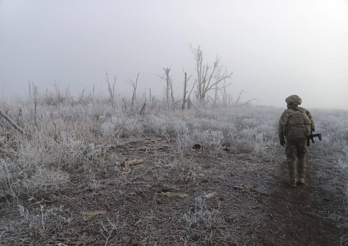 乌军动员兵刚刚第一次上战场，2名战友都被打死，被堵在地洞里。俄军扔进去几颗手榴弹