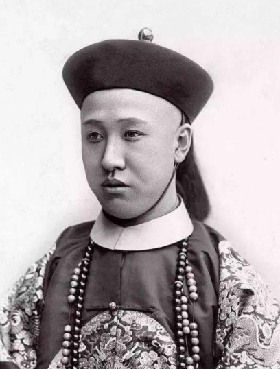 1950年，28岁就退休在家的清朝摄政王载沣，晚年以90万斤小米的价格卖掉了曾经
